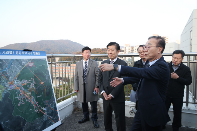▲김윤덕 국토교통부 장관은 5일 오후 개발제한구역(그린벨트)을 해제한 서울 서리풀 지구를 찾아 사업 이행 상황을 점검하고 신속한 사업 추진을 지시했다. (사진제공=국토교통부)