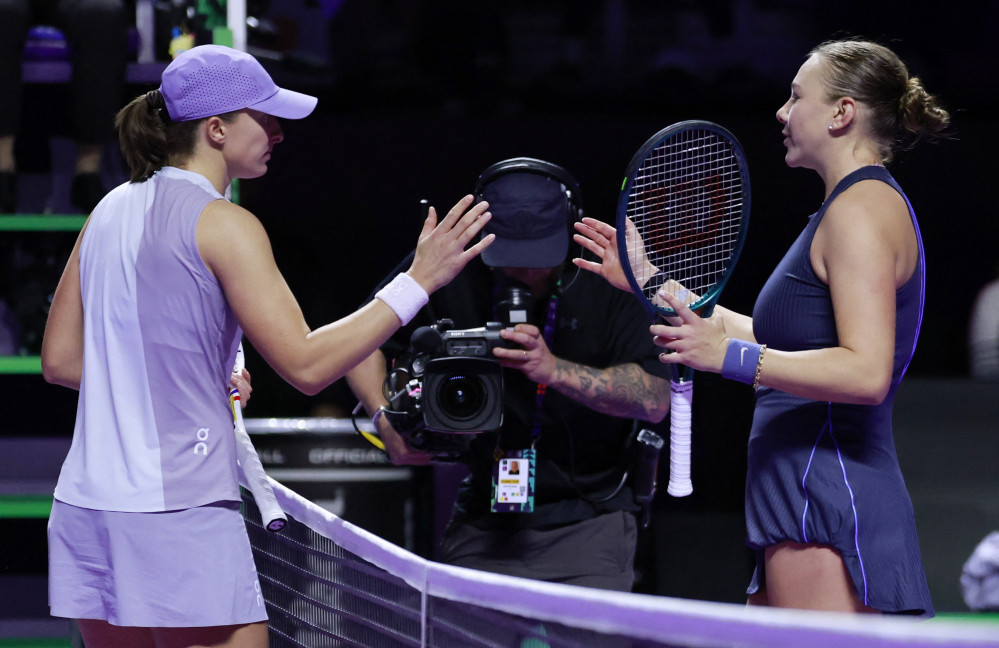 ▲5일(현지시간) 미국의 아만다 아니스모바가 폴란드의 이가 시비옹테크를 상대로 조별리그 경기를 승리한 뒤 환호하고 있다. (로이터/연합뉴스)