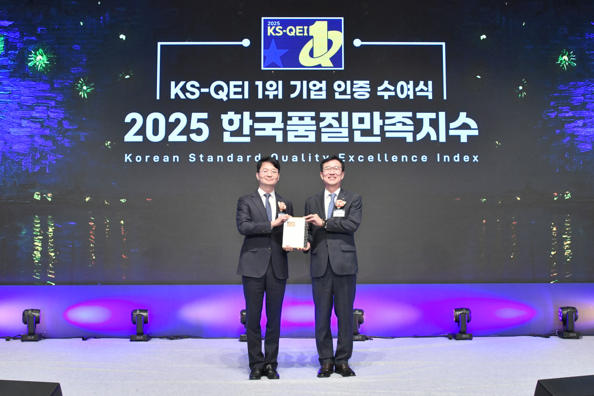 ▲한국품질만족지수 1위 기업 인증식에서 조도현 GS칼텍스 Mobility & Marketing 기획부문 상무(왼쪽)와 문동민 한국표준협회 회장이 기념패를 들고 있다. (사진= GS칼텍스)