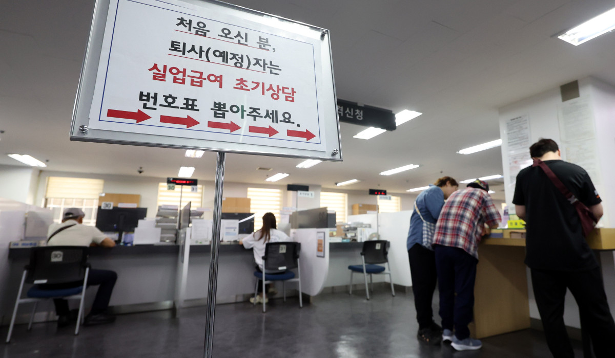 ▲시민들이 실업급여 신청 상담 및 서류작성을 하고 있는 모습 (뉴시스)