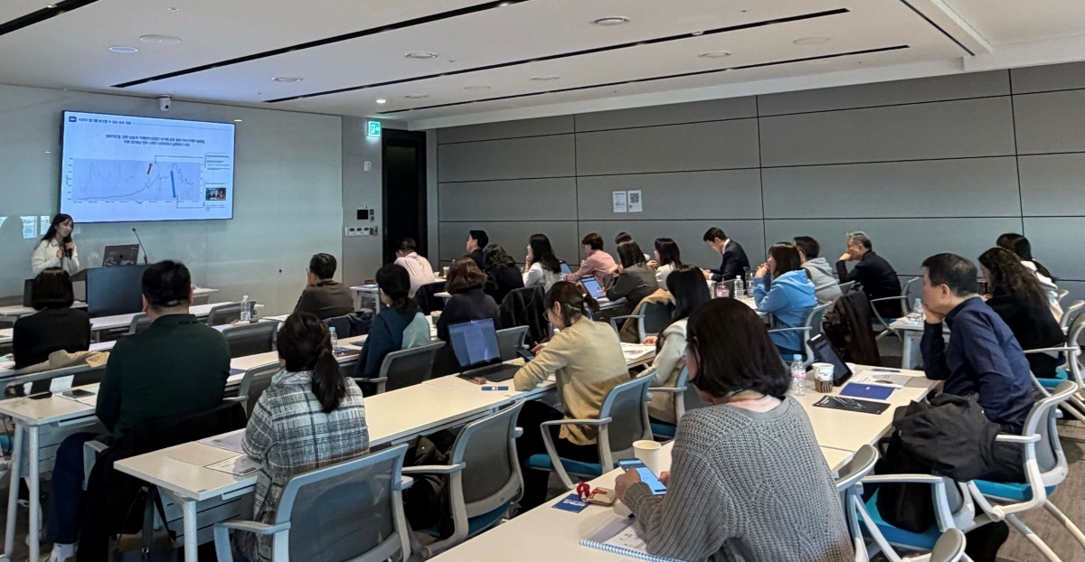 ▲업비트 데이터랩 김가은 연구원이 5일 열린 NH투자증권 PB 대상 업클래스에서 ‘공포 탐욕 지수‘에 대해 설명하고 있다. (사진=두나무)