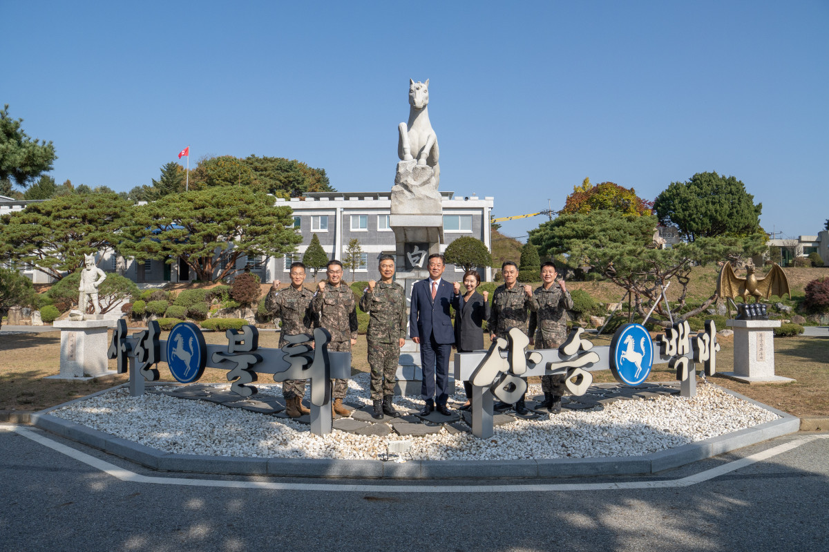 ▲5일 육군 9사단 백마부대에서 진행된 위문금 전달식에서 강준수 한화에어로스페이스 임원(오른쪽 4번째)과 권영우 9사단장 직무대리(준장,왼쪽 3번째) 등 주요 관계자들이 기념사진을 찍고 있다. (사진= 한화에어로스페이스)