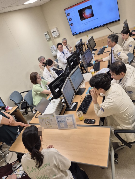 ▲서울성모병원 림프종센터 다학제 협진 의료진이 눈에 생긴 종양의 림프종 의심 소견으로 병원을 찾은 환자 및 보호자에게 대면 진료로 결과와 치료계획을 설명하고 있다. (서울성모병원)