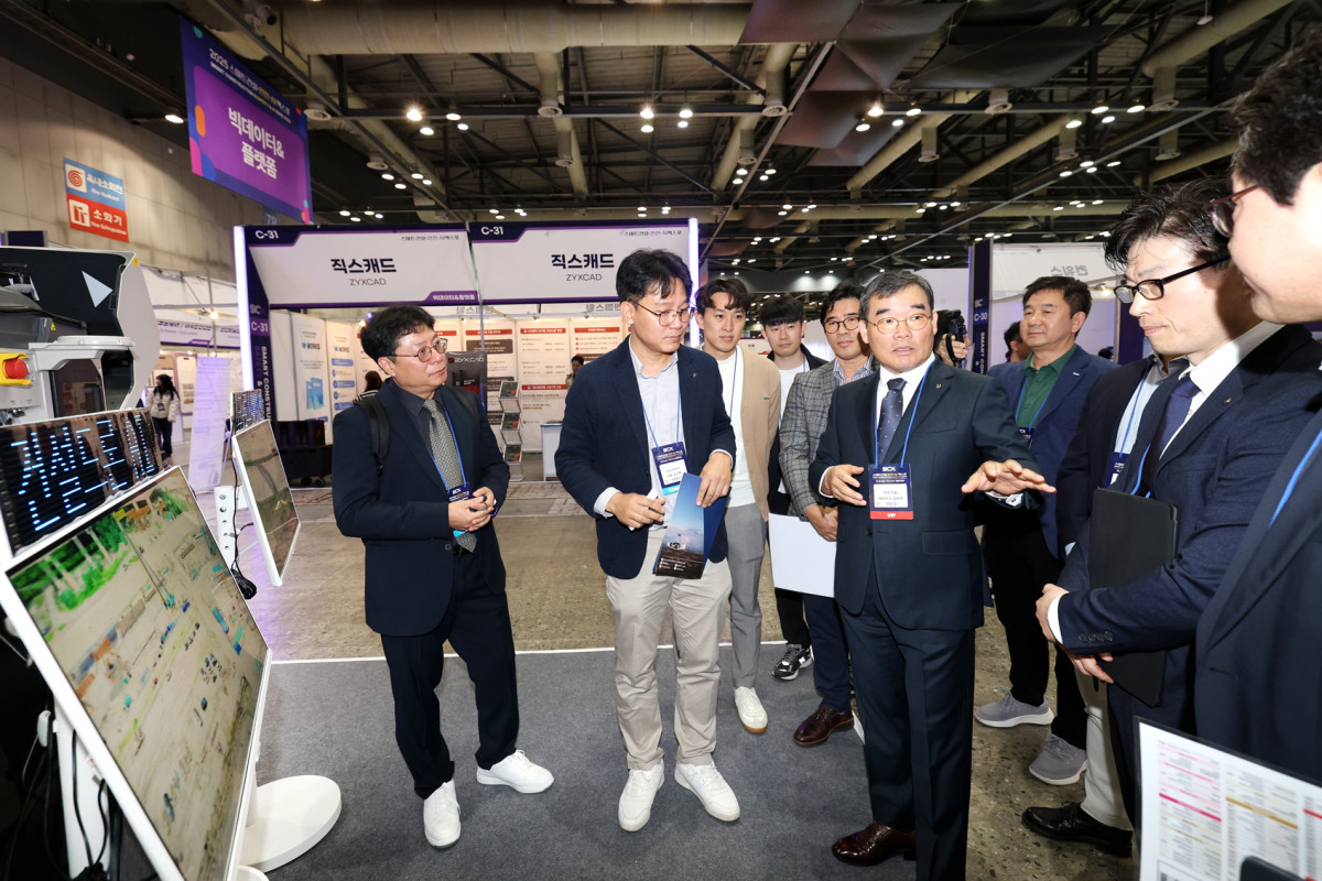 ▲대우건설 김보현 대표이사가 스마트건설 엑스포 행사 전시장을 둘러보고 있다. (대우건설)
