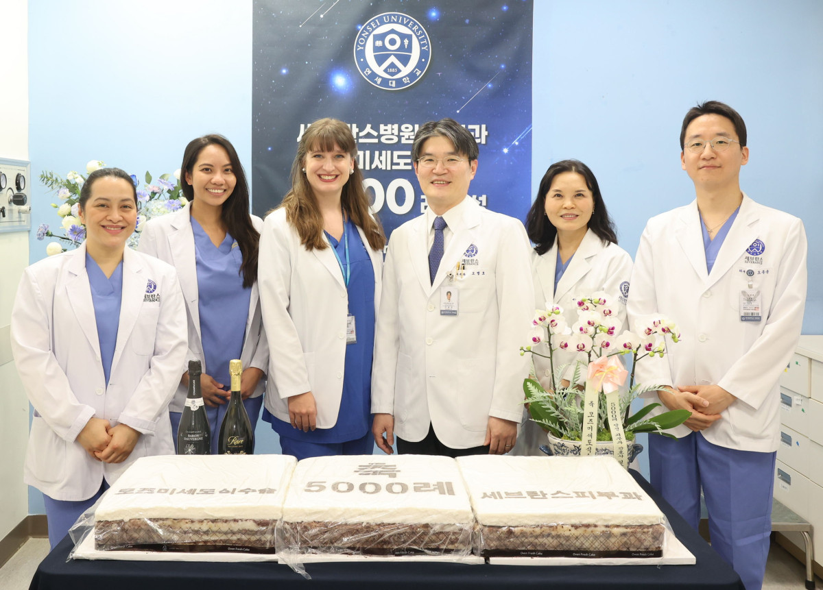 ▲세브란스병원 피부과 피부암클리닉 의료진과 외국인 연수생들이 함께 기념사진을 촬영하고 있다. (세브란스병원)