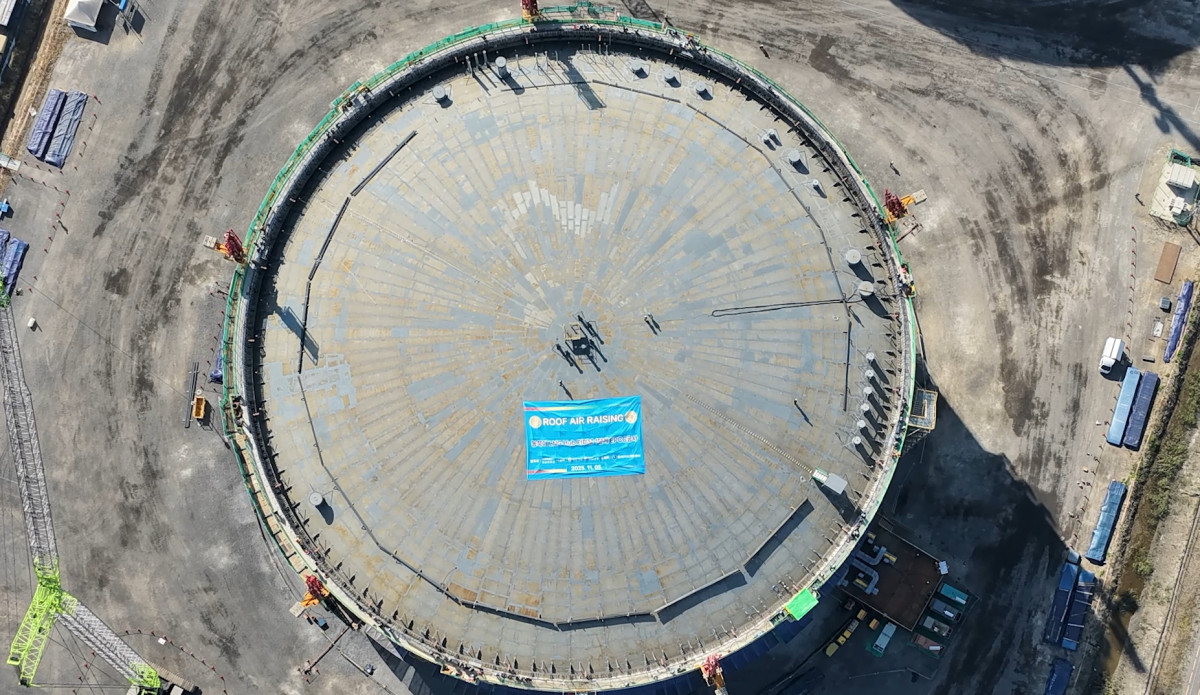 ▲여수 ‘동북아 LNG 허브 터미널’ LNG 저장탱크에 지붕이 설치된 모습. (사진제공=BS한양)