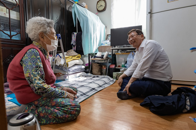 ▲김경호 광진구청장이 취약 계층 자택을 방문해 소통하는 모습. (사진제공=광진구)