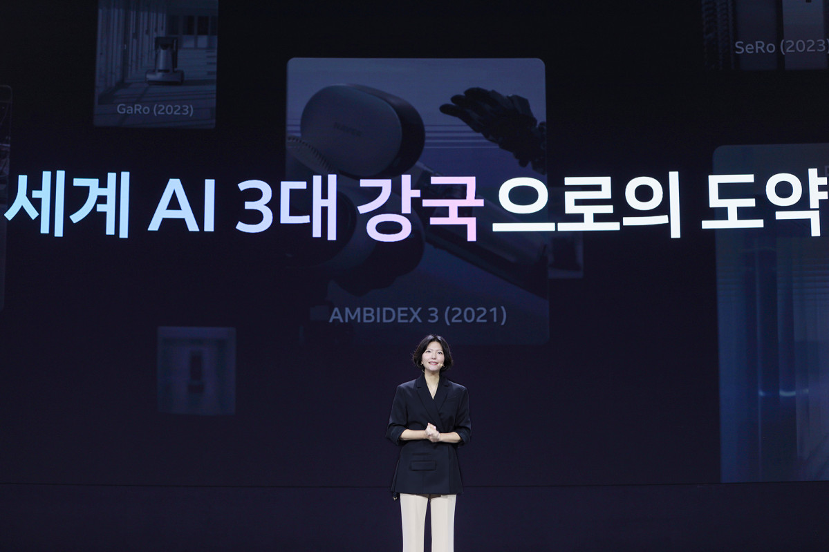 ▲ 6일 최수연 네이버 대표이사가 DAN25 컨퍼런스에서 대한민국의 AI 3대 강국 도약에 기여하겠다는 의지를 표명하고 있다. (사진제공=네이버)