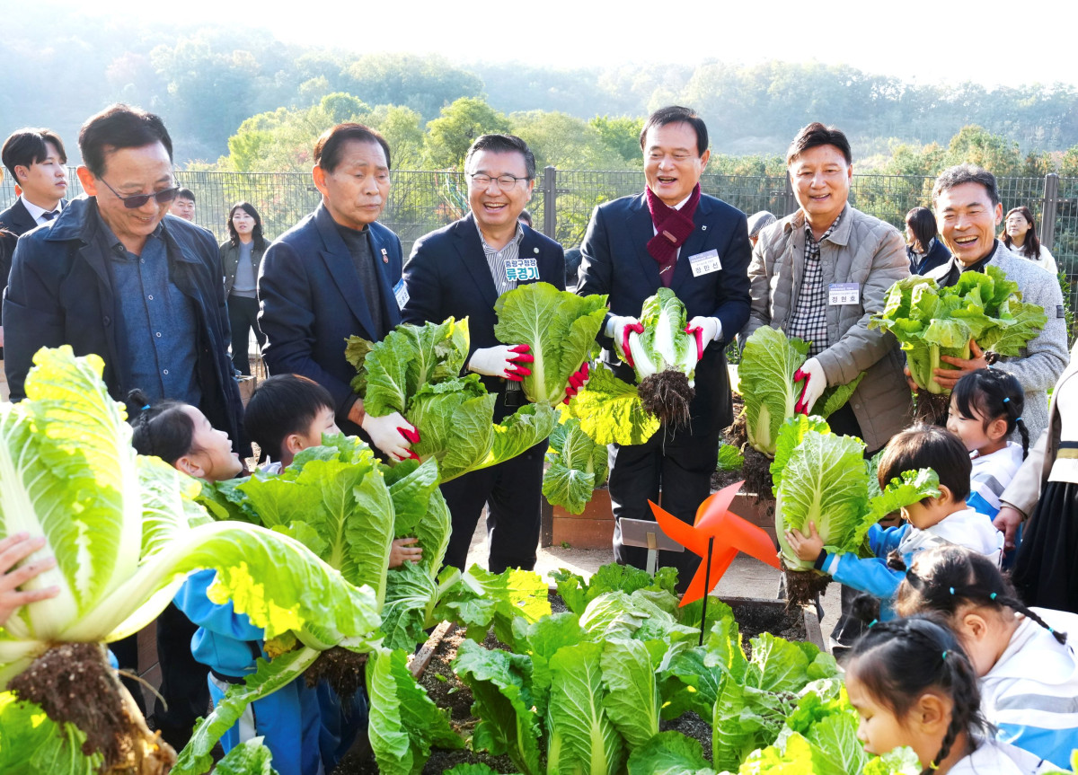 ▲서울 중랑구가 신내동 봉화산 옹기가마체험장 부지 내에 '중랑행복6농장'을 조성하고 이달 5일 개장식을 개최했다고 6일 밝혔다.이번 농장 조성은 주민들의 주말농장 수요를 반영하고, 도시농업을 통한 소통과 치유 기회를 확대하기 위해 추진됐다.구는 과거 배나무 과수원이었던 1895㎡ 규모의 부지 특성을 살려 배나무 47구좌와 텃밭 60구좌, 지하수 시설 등 기반시설을 정비했다.구는 특히 신내동이 과거 '독 짓는 마을'로 불리며 옹기가마가 남아있던 지역 특성을 반영해 옹기가마체험장과 농장을 함께 조성했다고 설명했다.중랑행복6농장은 주민 분양 외에 일부를 '치유 텃밭'으로 조성했다. 인근 복지관과 연계해 지역 취약계층 주민들에게 농업 활동을 통한 신체적·정신적 치유 기회를 제공할 계획이다.개장식에는 류경기 중랑구청장을 비롯해 국회의원, 시·구의원 등 주요 내빈과 주민 200여 명이 참석했다. 참석자들이 수확한 김장 채소를 인근 복지관 2곳에 기부하는 나눔 행사도 진행됐다.류경기 중랑구청장은 "도심 속에서 흙을 만지고 작물을 키우는 경험이 정서적 안정과 삶의 질 향상에 도움이 되길 바란다"며 "중랑구만의 역사와 도시농업을 합친 특색 있는 공간을 꾸준히 확충해 구민의 행복과 건강에 기여하는 정책을 이어가겠다"고 말했다. (중랑구청)