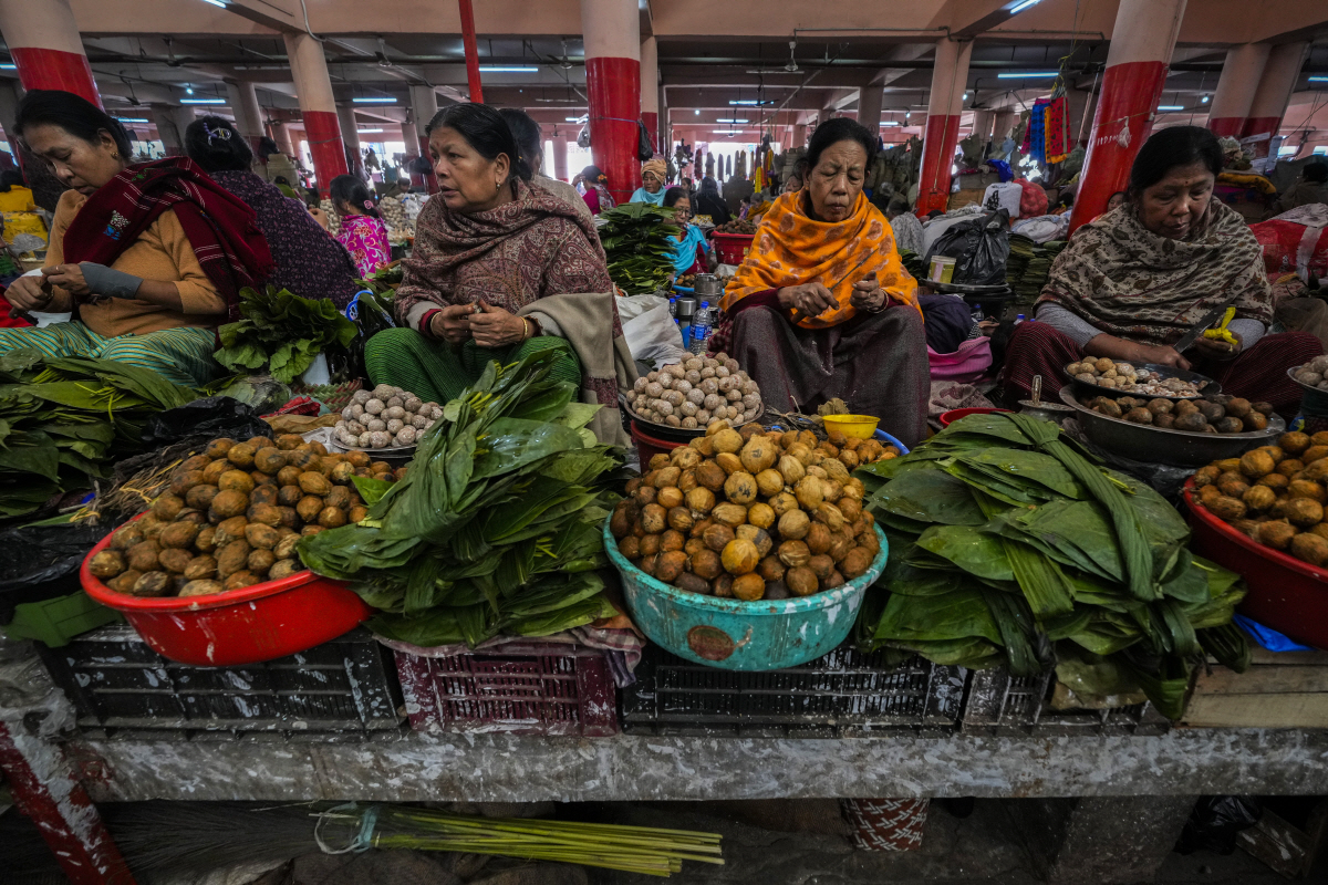 ▲인도 임팔의 한 시장에서 지난해 12월 16일 고령 여성들이 물건을 판매하고 있다.  (임팔(인도)/AP뉴시스)