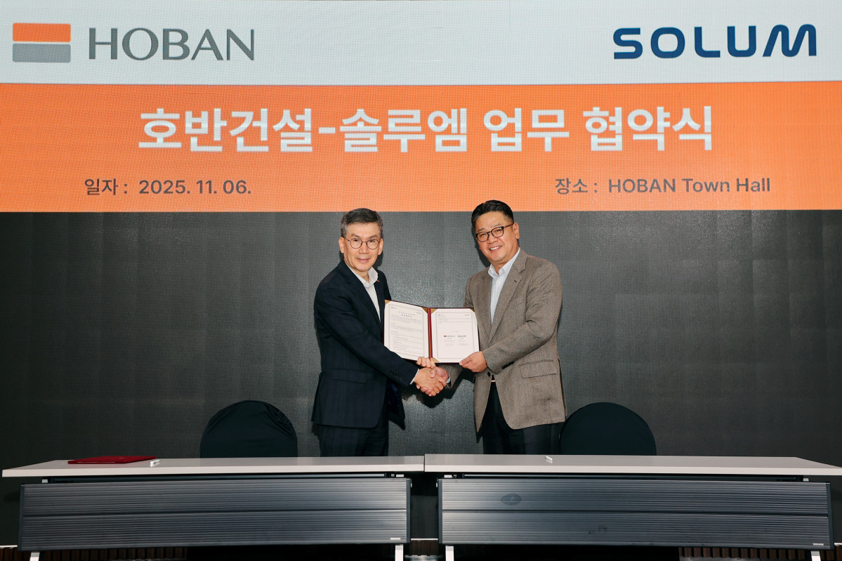 ▲호반건설과 솔루엠은 6일 서울 서초구 호반파크 사옥에서 ‘차세대 스마트건설 인프라 구축을 위한 업무협약(MOU)’을 체결했다. (사진 왼쪽부터 문갑 호반건설 경영부문대표, 유동균 솔루엠 부사장) (호반건설)