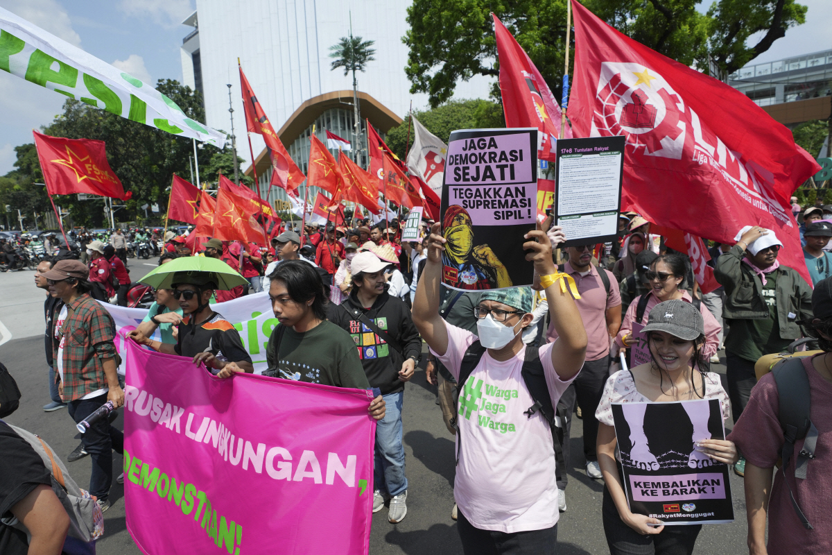 ▲인도네시아 젊은이들이 9월 4일 자카르타에서 식품 가격 인상과 세금 급등에 항의하는 시위를 벌이고 있다. 시위대 일부는 “민주주의를 수호하고 시민의 우월성을 옹호하라”라고 쓰인 현수막을 들고 있다.  (자카르타/AP뉴시스)