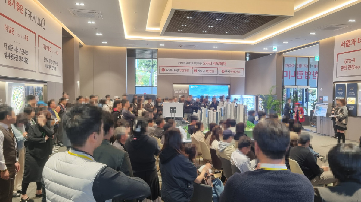 ▲동문건설, '춘천 동문 디 이스트 어반포레' 견본주택을 찾은 방문객