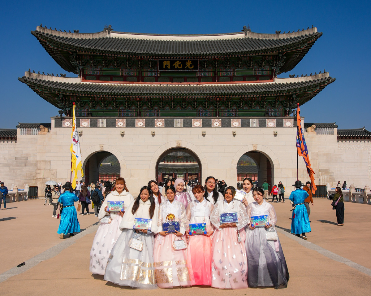 ▲롯데웰푸드 ‘빼빼로 Agent:P(에이전트 피)’ 활동 인원이 경복궁을 방문해 기념 촬영을 하고 있다 (사진제공=롯데웰푸드)