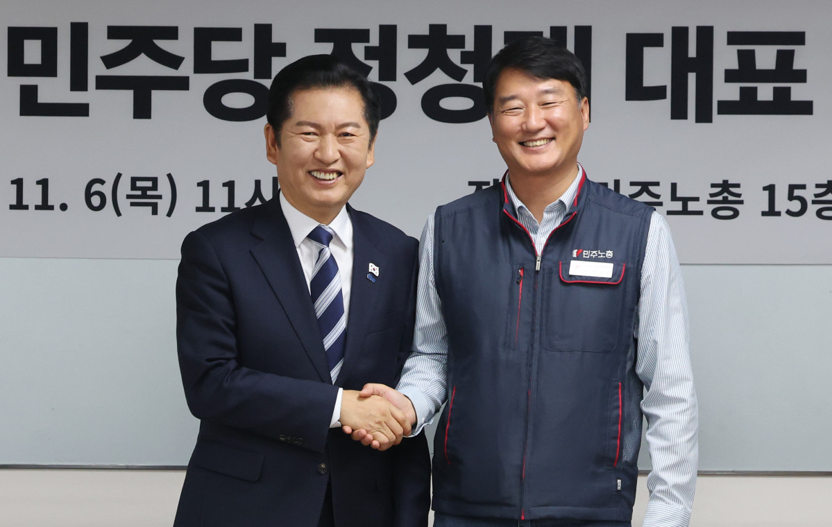 ▲정청래 더불어민주당 대표(왼쪽)와 양경수 민주노총 위원장이 6일 서울 서대문구 민주노총에서 열린 정책간담회에서 기념촬영을 하고 있다. (연합뉴스)