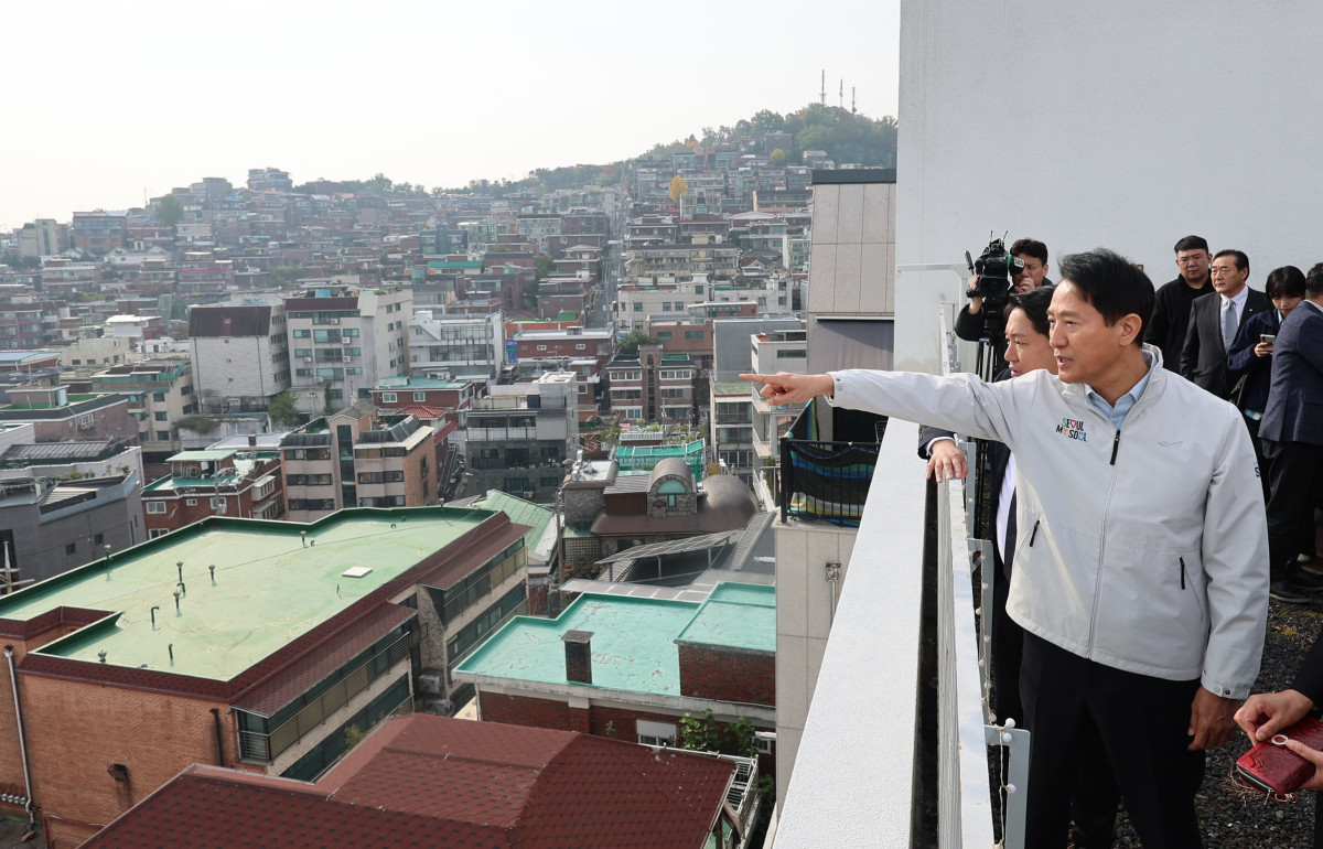 ▲오세훈 서울시장이 6일 오전 서울 성북구 장위건강누림센터를 방문해 장위13 재정비촉진구역을 둘러보고 있다. (뉴시스)