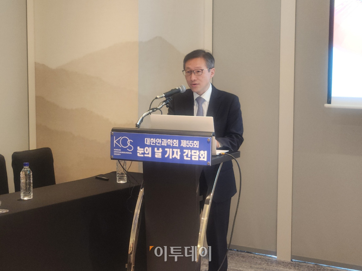 ▲김찬윤 대한안과학회 이사장이 6일 서울 마포구 호텔나루서울 엠갤러리에서 열린 기자간담회 개회사를 하고 있다.  (이상민 기자 imfactor@)