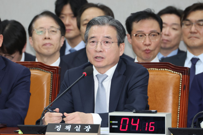 ▲김용범 대통령 정책실장이 6일 서울 여의도 국회에서 열린 운영위원회의 대통령비서실과 국가안보실, 대통령경호처 등에 대한 국정감사에서 위원 질의에 답하고 있다.  (뉴시스)