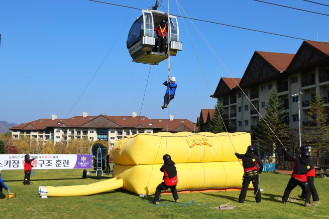 ▲하이원리조트가 동계 스키시즌 시작을 앞두고 5일 하이원리조트 마운틴 스키하우스 일대에서 리프트ㆍ케이블카 비상정지 대비 민ㆍ관 합동인명구조 훈련을 실시했다.  (사진제공 = 하이원리조트)