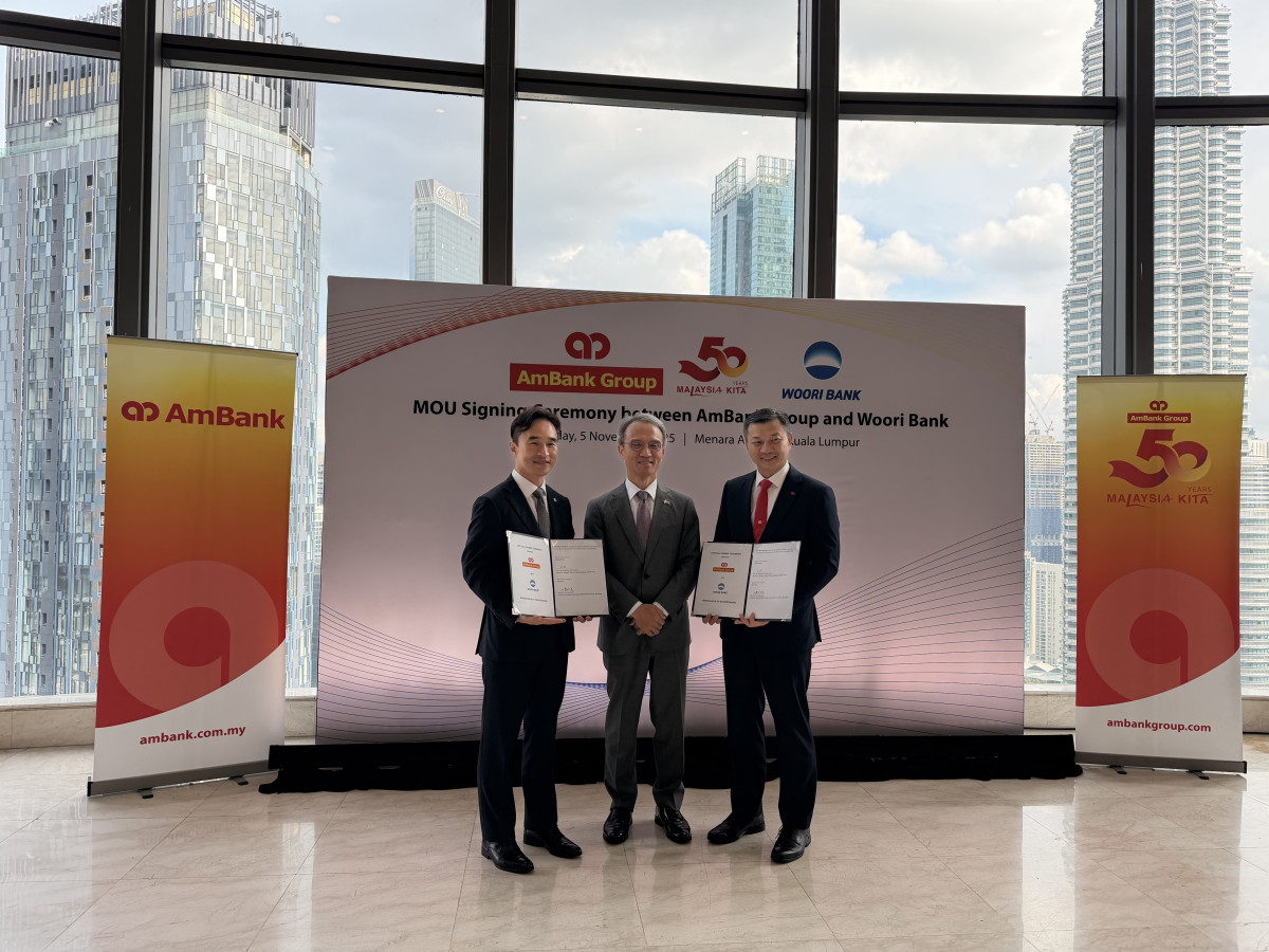 ▲(왼쪽부터) 류형진 우리은행 글로벌그룹장, 여승배 주말레이시아대한민국대사, 크리스토퍼 얍 AmBank 부행장이 5일 말레시이아 쿠알라룸푸르에서 MOU를 체결한 뒤 기념촬영을 하고 있다. (사진제공=우리은행)