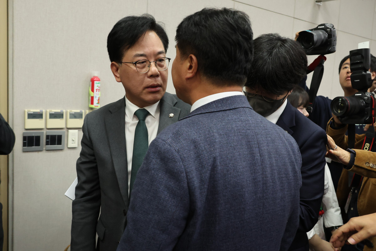 ▲국민의힘 송언석 원내대표와 더불어민주당 이기헌 의원이 6일 서울 여의도 국회에서 열린 운영위원회의 대통령비서실과 국가안보실, 대통령경호처 등에 대한 국정감사에서 여야 설전으로 정회된 직후 이른바 '배치기'를 하며 충돌하고 있다. 2025.11.6 (연합뉴스)