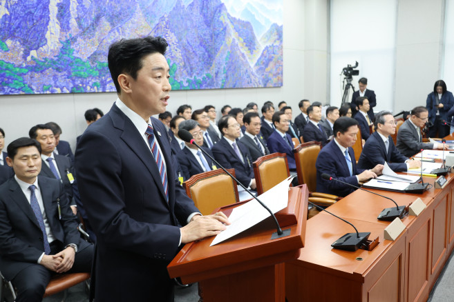 국회 보고 중 전해진 사고 상황을 확인하는 관계자 모습