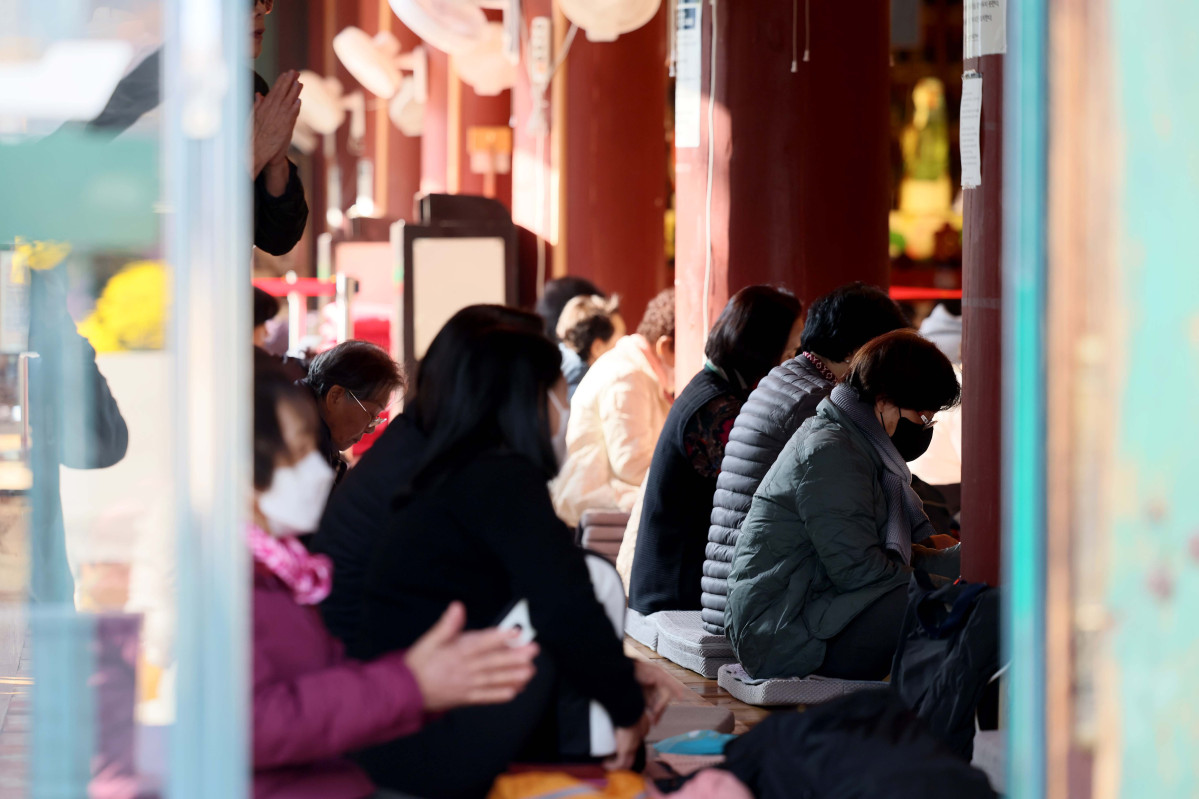 ▲2026학년도 대학수학능력시험을 일주일 앞둔 6일 서울 종로구 조계사에서 자녀의 학업성취를 기원하는 소원성취 화엄성중기도가 진행되고 있다. 신태현 기자 holjjak@