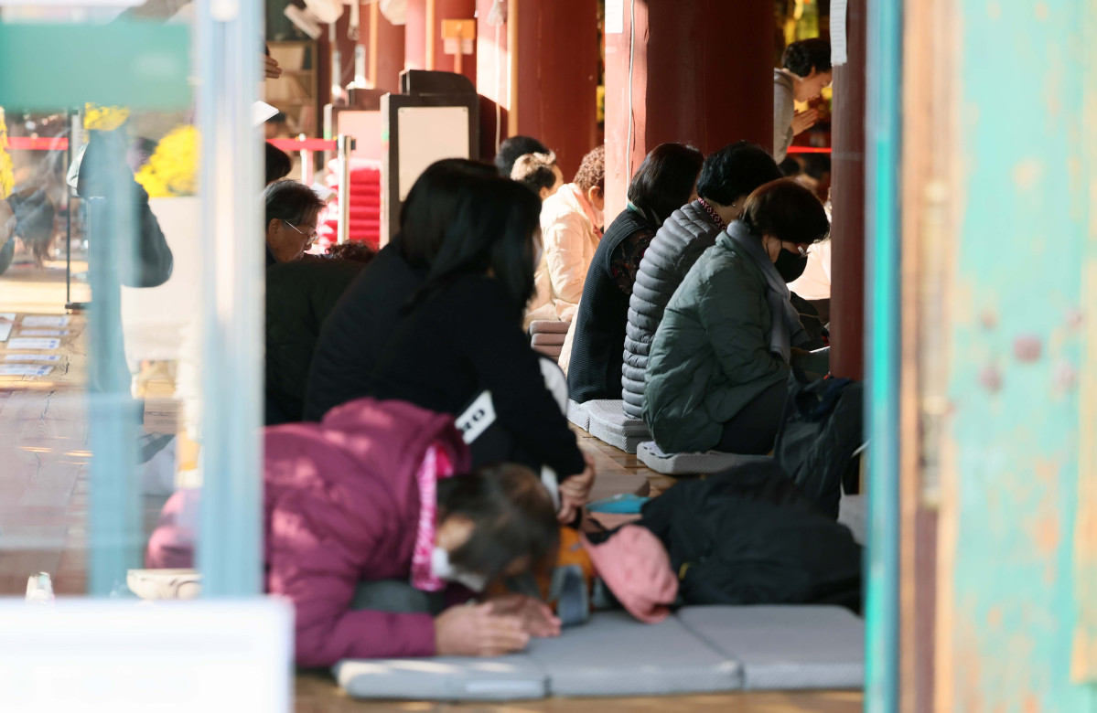 ▲2026학년도 대학수학능력시험을 일주일 앞둔 6일 서울 종로구 조계사에서 자녀의 학업성취를 기원하는 소원성취 화엄성중기도가 진행되고 있다. 신태현 기자 holjjak@