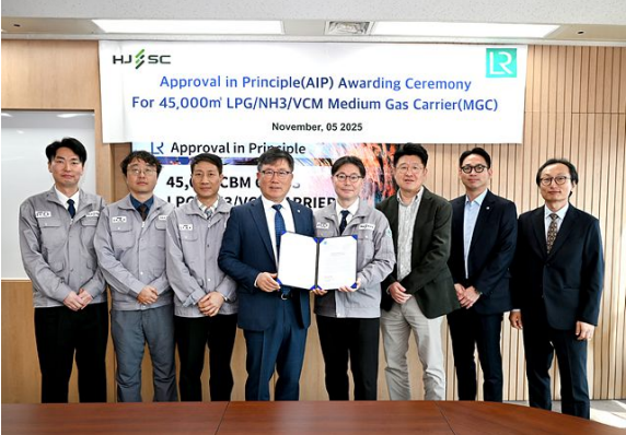 ▲ HJ중공업과 로이드선급 간 AiP 수여식왼쪽부터 네 번째 로이드선급 김영두 GTSO 한국대표(※Global Technical Support Office Representative for Korea)왼쪽부터 다섯 번째 HJ중공업 김보언 기술영업 담당 상무 (사진제공=HJ중)