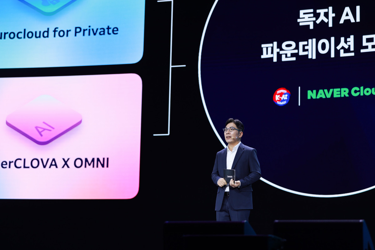 ▲김유원 네이버클라우드 대표가 6일 열린 팀네이버 통합 컨퍼런스 ‘단25(DAN25)’에서 ‘소버린 AI 2.0’ 비전을 발표하고 있다.  (사진제공=네이버)