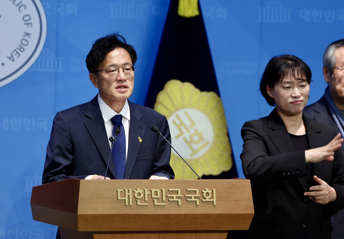 ▲박주민 더불어민주당 의원이 5일 오전 서울 여의도 국회 소통관에서 '광화문 광장 받들어 총 조형물, 서울시 감사의 정원 사업 철회 촉구' 기자회견을 열고 발언하고 있다. 2025.11.05.  (뉴시스)