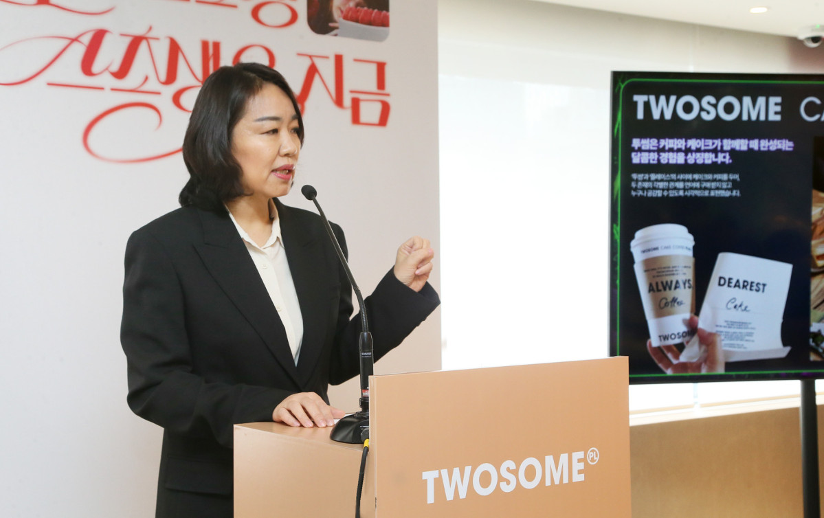 ▲6일 ‘투썸플레이스 2025 홀리데이 시즌 기자간담회’에서 임혜순 투썸플레이스 마케팅총괄 전무가 경영전략 등을 발표하고 있다. (사진제공=투썸플레이스)