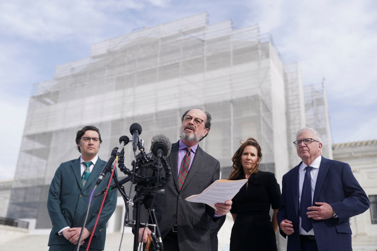 ▲미국 와인·증류주 수입업체 VOS의 빅터 슈워츠 설립자가 5일(현지시간) 미국 연방대법원 앞에서 정부 상호관세 정책을 비판하는 기자회견을 하고 있다. 그는 이날 대법원 심리가 시작된 상호관세 재판에서 원고 중 한 명이다.  (워싱턴D.C./로이터연합뉴스)