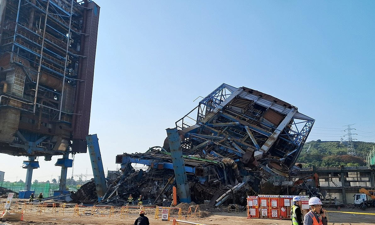 ▲6일 오후 울산 남구 용잠동 한국동서발전 울산발전본부에서 대형 구조물이 무너져있다.  (연합뉴스)