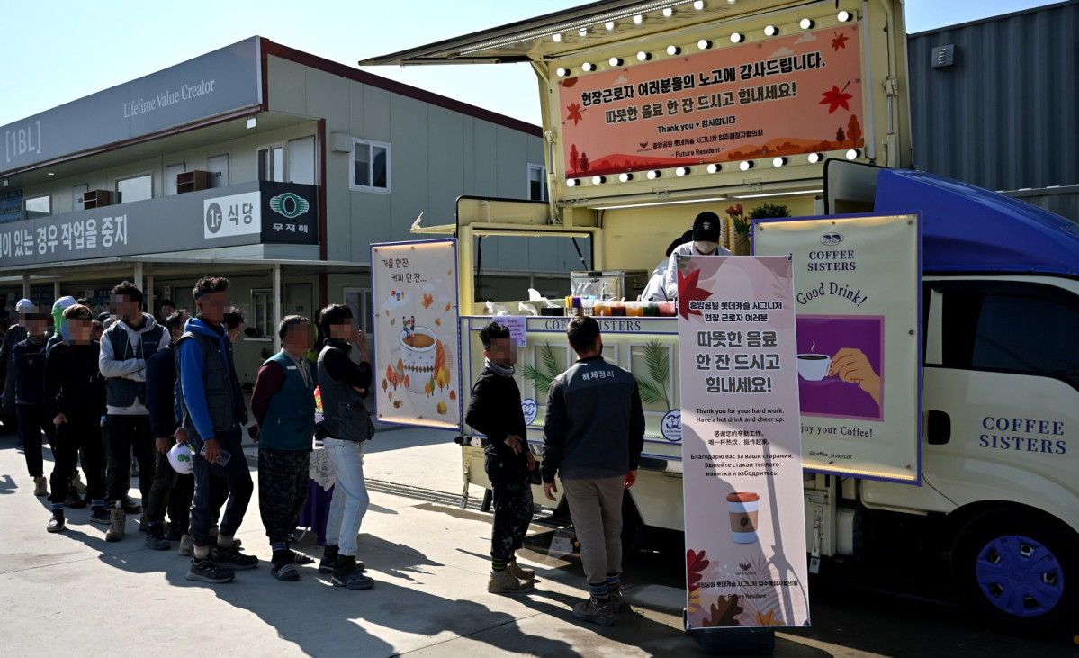 ▲ 중앙공원 롯데캐슬 시그니처 입예협이 5일 공사현장에 커피차를 통해 약 1200명의 현장 근로자들에게 음료를 제공했다. (사진제공=빛고을중앙공원개발 )