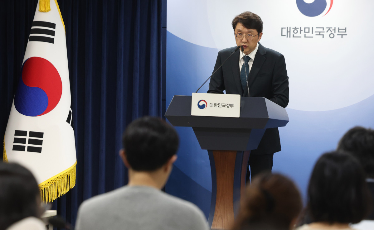 ▲최우혁 과학기술정보통신부 네트워크정책실장이 6일 오후 서울 종로구 정부서울청사에서 KT 침해사고 중간결과 발표를 하고 있다. (뉴시스)