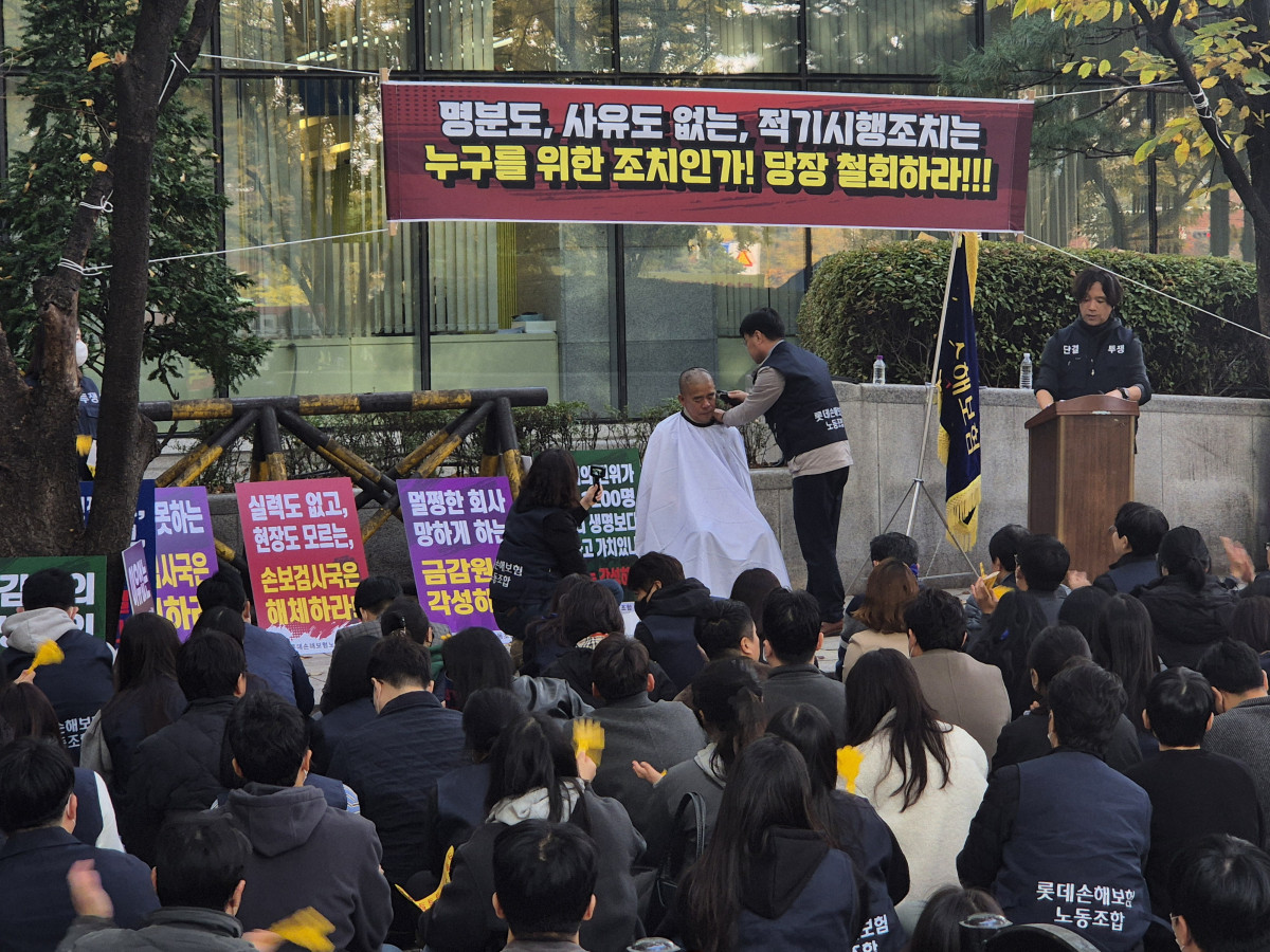 ▲롯데손보 노조가 6일 서울 여의도 금융감독원 앞에서 ‘적기시정조치 철회’를 요구하는 집회를 열었다. 김증수 노조위원장은 현장에서 삭발식을 진행했다. (여다정 기자 yeopo@)