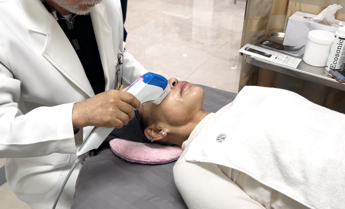 ▲온병원 피부미용성형센터에서 ‘슈링크 유니버스(Shurink Universe)’을 시술하고 있다. (사진제공=온병원 )