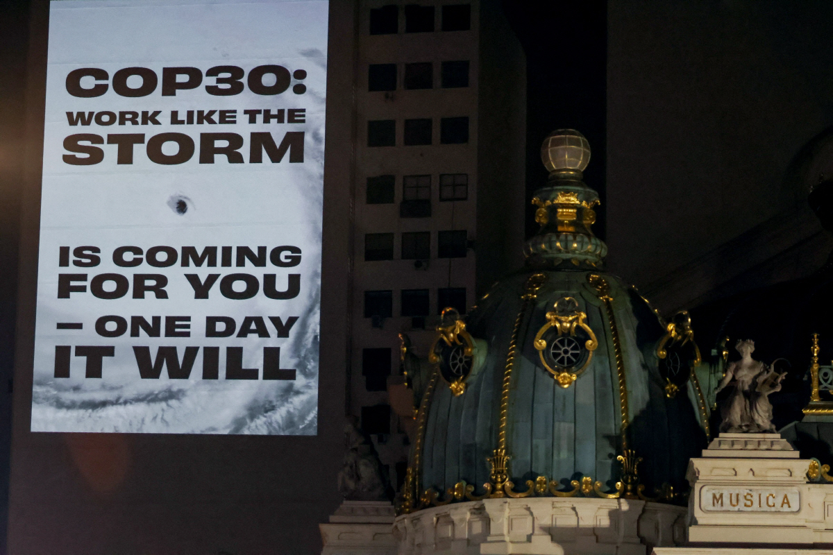 ▲환경 운동가들이 5일(현지시간) 브라질 리우데자네이루에서 기후변화에 대한 조치를 요구하고 있다. 리우데자네이루/AFP연합뉴스