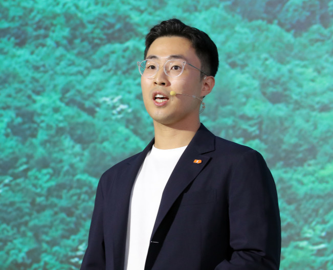 ▲김정수 삼양식품 부회장의 장남인 전병우 삼양라운드스퀘어 전략총괄이 2023년 9월 14일 서울 종로구 누디트 익선에서 열린 삼양라면 출시 60주년 기념 비전선포식에서 발표 하고 있다. (뉴시스)