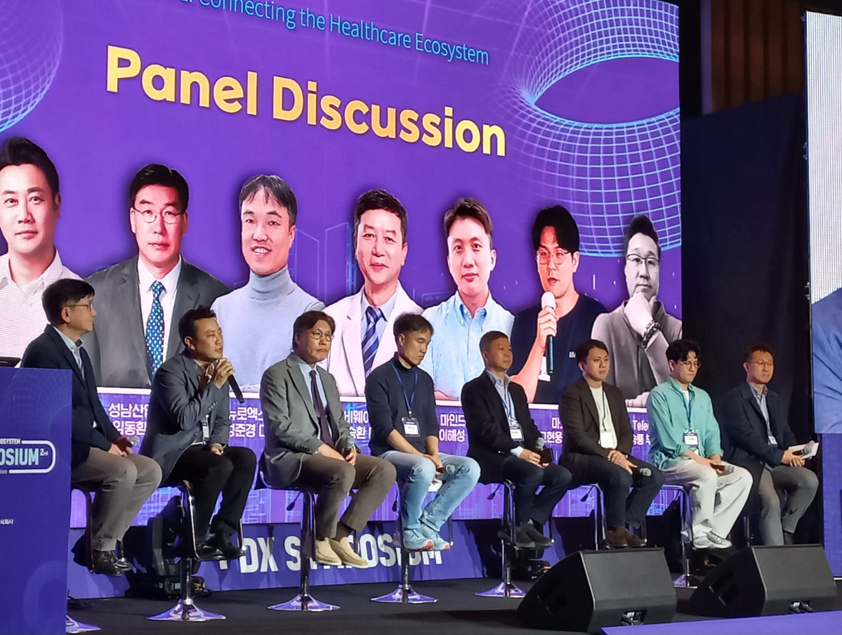 ▲6일 서울 서초구 양재엘타워에서 ‘제2회 헬스케어 에코시스템 심포지엄’에서 정부 관계자 및 스타트업 창업자들이 패널 토의를 진행 중이다. (한성주 기자 hsj@)