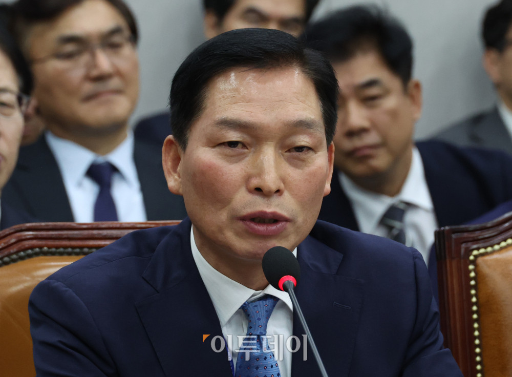 ▲강병인 대통령경호처 기획관리실장 직무대리가 이 6일 서울 여의도 국회 운영위원회에서 열린 국정감사에서 의원 질의에 답하고 있다. 고이란 기자 photoeran@