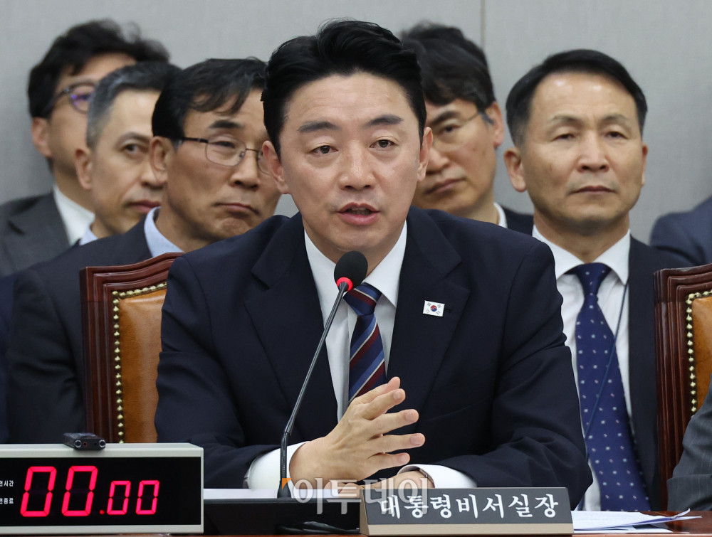 ▲강훈식 대통령 비서실장이 6일 서울 여의도 국회 운영위원회에서 열린 국정감사에서 의원 질의에 답하고 있다. 고이란 기자 photoeran@