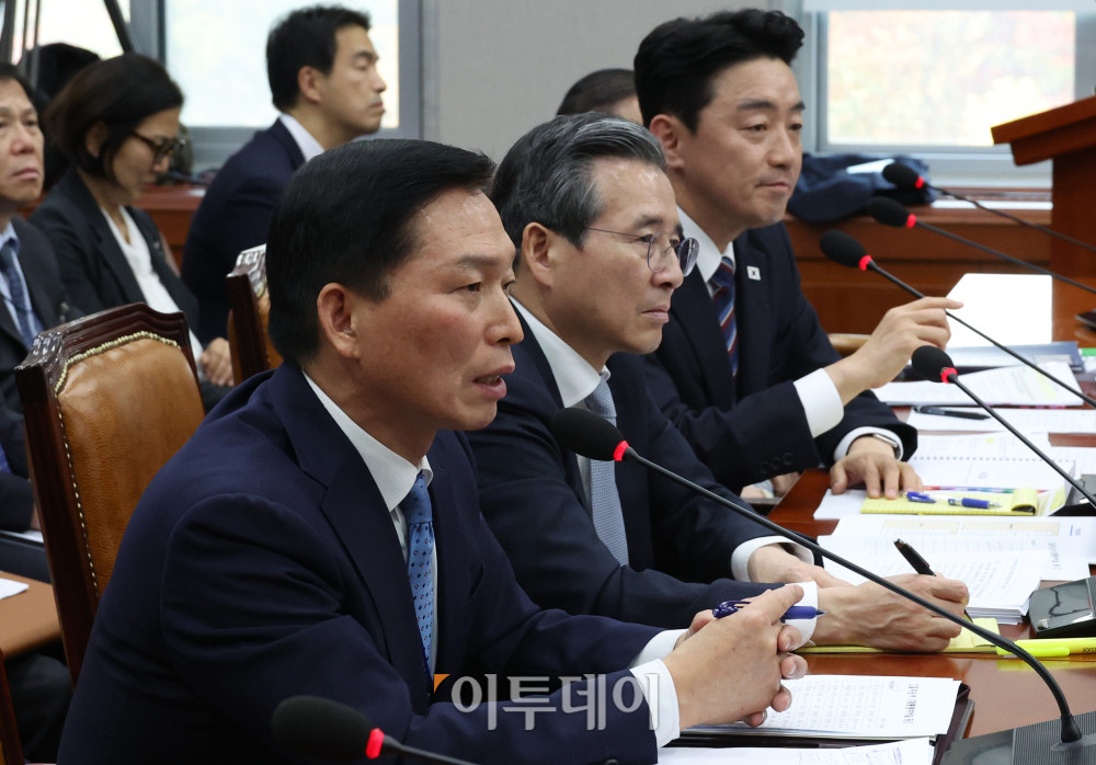 ▲강병인 대통령경호처 기획관리실장 직무대리가 이 6일 서울 여의도 국회 운영위원회에서 열린 국정감사에서 의원 질의에 답하고 있다. 고이란 기자 photoeran@