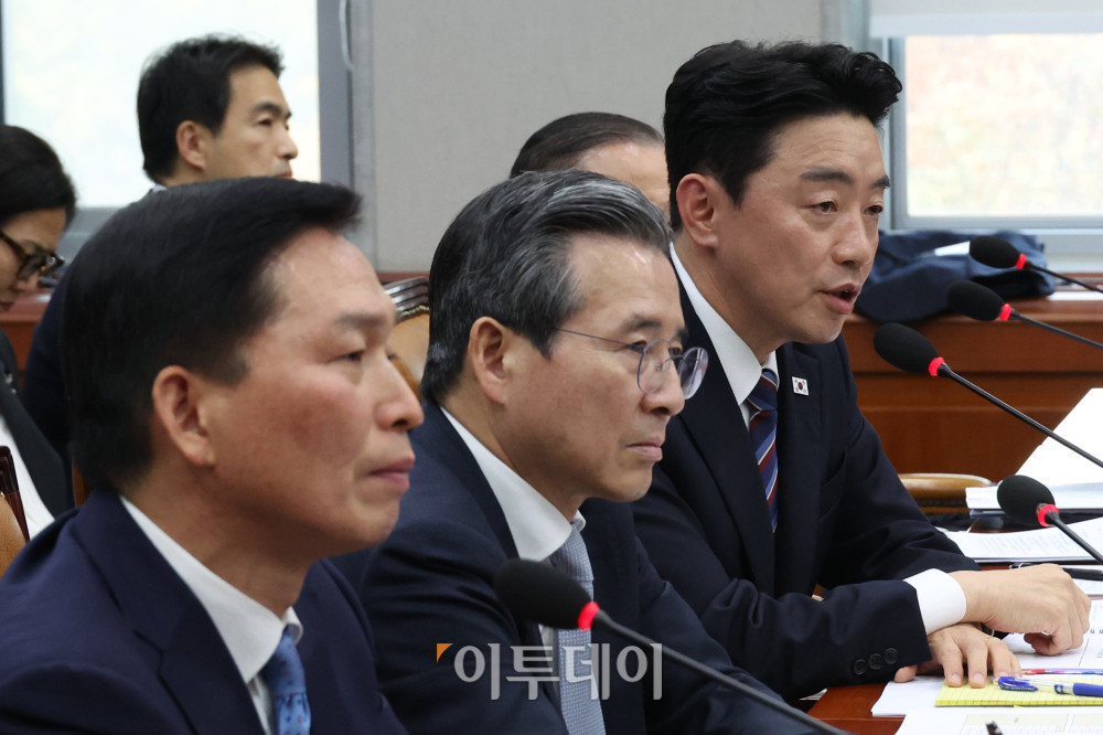 ▲강훈식 대통령 비서실장이 6일 서울 여의도 국회 운영위원회에서 열린 국정감사에서 의원 질의에 답하고 있다. 고이란 기자 photoeran@