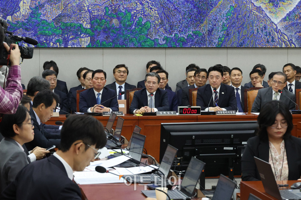 ▲김용범 대통령비서실 정책실장이 6일 서울 여의도 국회 운영위원회에서 열린 국정감사에서 의원 질의에 답하고 있다. 고이란 기자 photoeran@