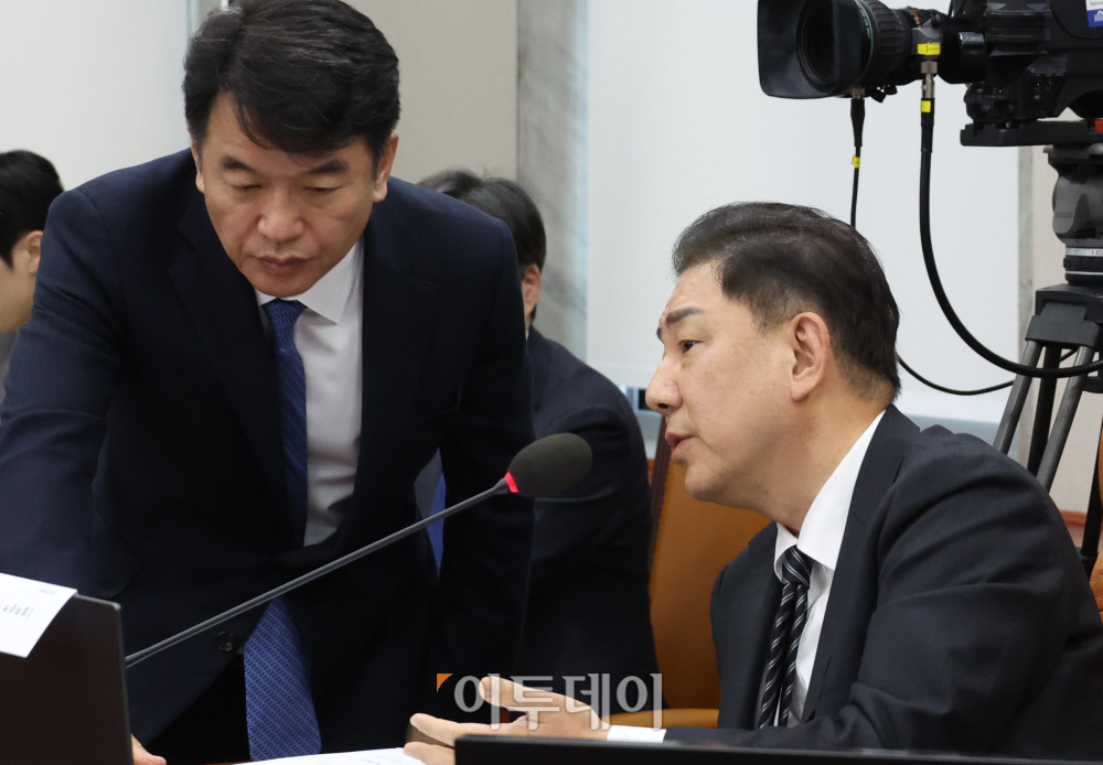 ▲6일 서울 여의도 국회 운영위원회에서 열린 국정감사에서 김병기(오른쪽) 위원장과 문진석 더불어민주당 원내수석부대표가 대화하고 있다. 고이란 기자 photoeran@