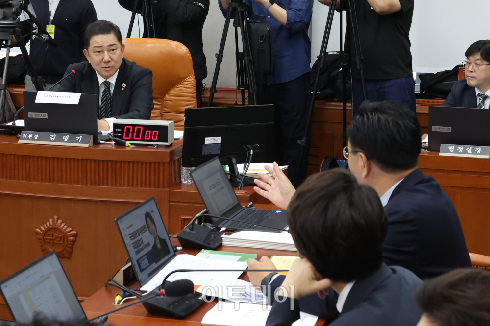 ▲6일 서울 여의도 국회 운영위원회에서 열린 국정감사에서 국민의힘 의원들이 김병기(왼쪽) 위원장에게 항의하고 있다. 고이란 기자 photoeran@