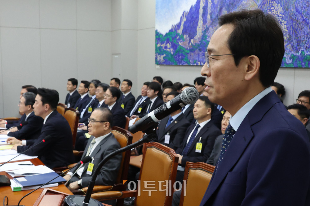 ▲우상호 대통령비서실 정무수석이 6일 서울 여의도 국회 운영위원회에서 열린 국정감사에서 의원 질의에 답하고 있다. 고이란 기자 photoeran@