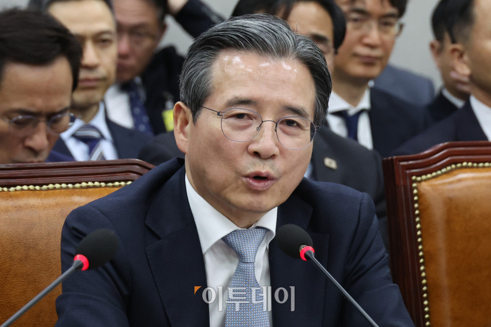 ▲김용범 대통령비서실 정책실장이 6일 서울 여의도 국회 운영위원회에서 열린 국정감사에서 의원 질의에 답하고 있다. 고이란 기자 photoeran@